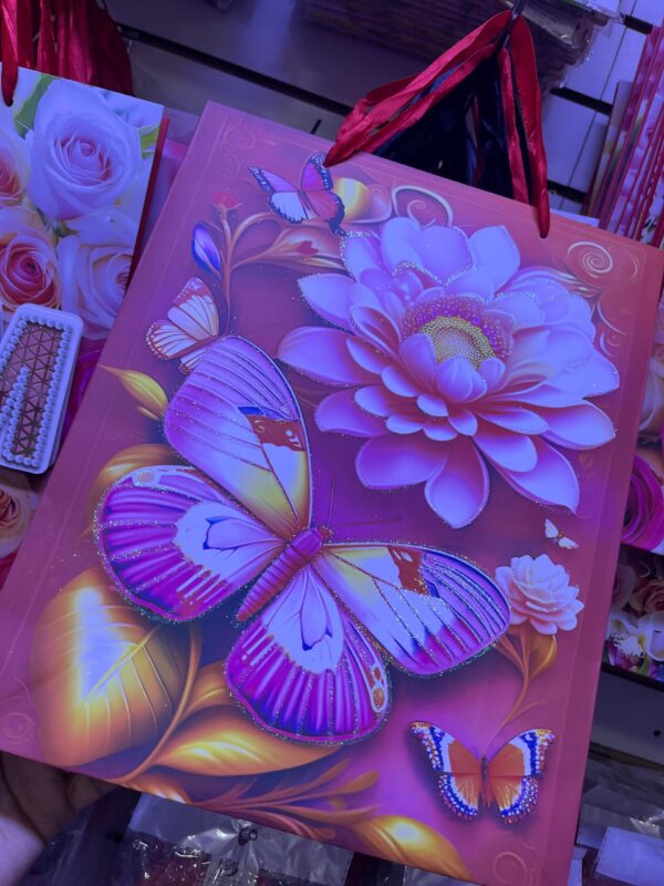 BOLSA DE REGALO MEDIANA 30 x 25 cm(diseños se eligen segun stock en la llamada de despacho) - Imagen 3